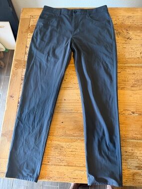 Vuori Men's Chino-Style Pants in Charcoal Gray